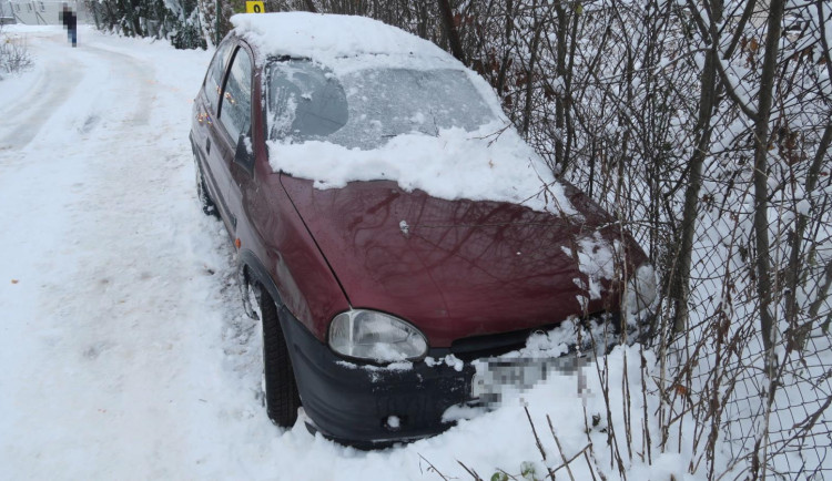 Jízda skončila v plotu firmy.
