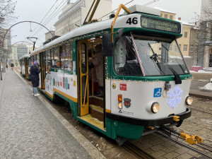 Adventní tramvaj projela zasněženým Libercem. Uvnitř lidé zpívali koledy