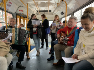 Adventní tramvaj projela zasněženým Libercem. Uvnitř lidé zpívali koledy