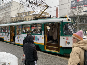 Adventní tramvaj projela zasněženým Libercem. Uvnitř lidé zpívali koledy