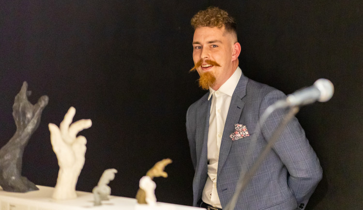 Sebastian Wojnar na vernisáži své poslední výstavy.