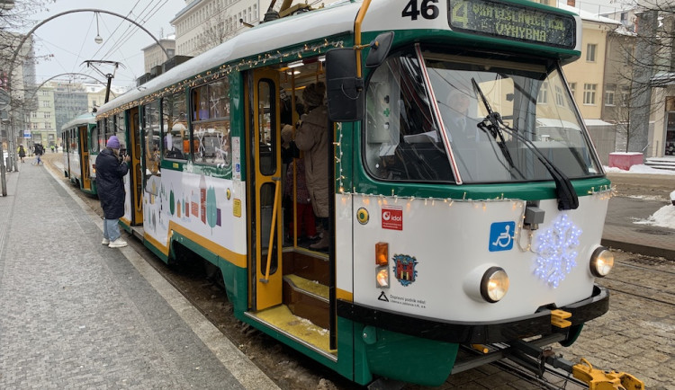 Adventní tramvaj projela zasněženým Libercem. Uvnitř lidé zpívali koledy