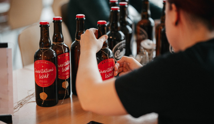 Charitativní ležák z Budvaru pomůže dobré věci. K dostání je na budějckých vánočních trzích