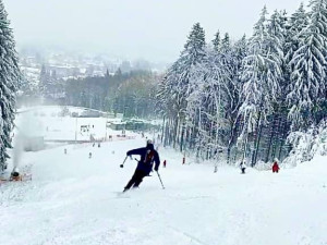 Na Ještědu lyžovalo o víkendu 2300 lidí, většina středisek finišuje s přípravami na zahájení sezony