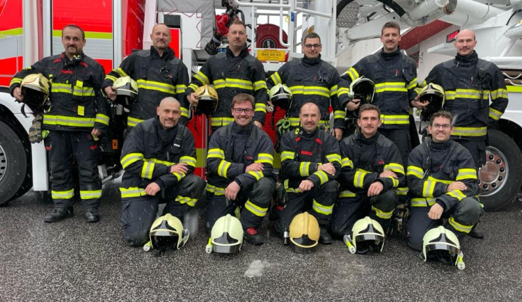 Liberečtí hasiči ze směny C s knírky.