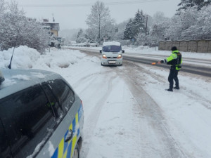 Sníh na střeše může řidiče vyjít až na dva tisíce korun. Před jízdou se nevyplatí spěchat, varuje policie