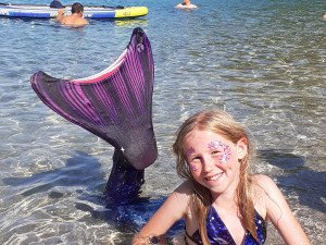 Dívky se mohou v Liberci stát mořskou pannou. Snakesub nabízí plavání v originálních kostýmech