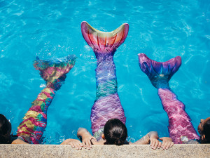 Dívky se mohou v Liberci stát mořskou pannou. Snakesub nabízí plavání v originálních kostýmech