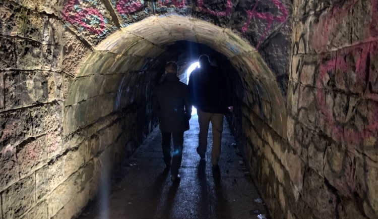 Začíná oprava propustku u arény. Stane se z něj široký podchod, hotovo má být za rok a půl