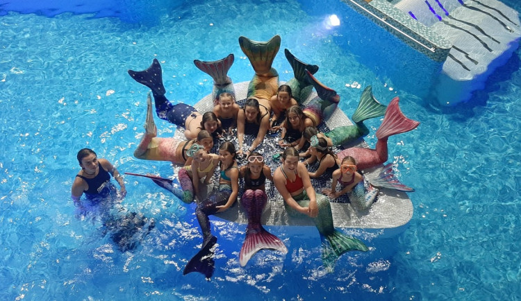 Dívky se mohou v Liberci stát mořskou pannou. Snakesub nabízí plavání v originálních kostýmech