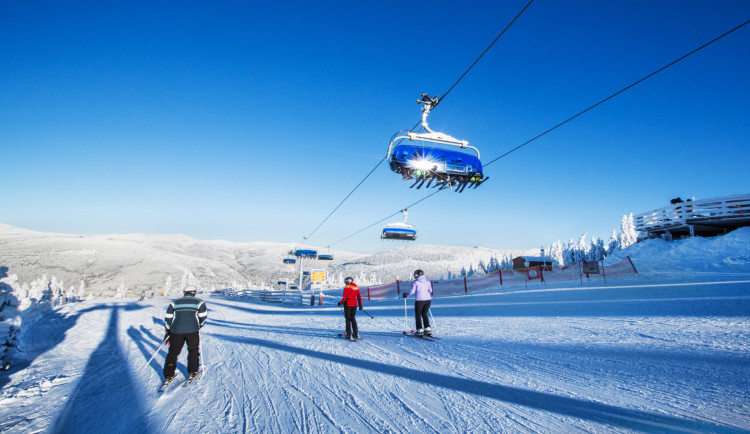 Krkonoše letos lákají novými sjezdovkami i nižšími cenami za skipasy