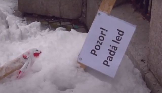 Kvůli tání ledu umisťují majitelé domů zábrany s upozorněním. Je to ale nepřípustné, tvrdí policie