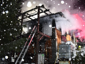 Noční požár přístavby domu v Loužnici způsobil škodu za tři miliony