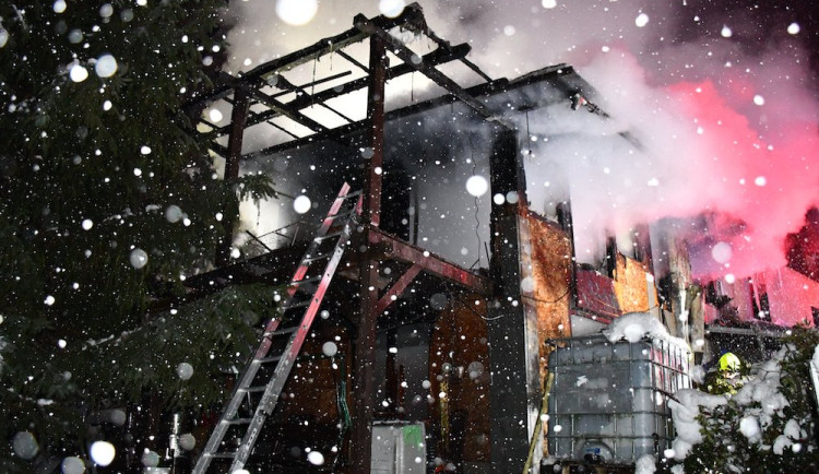 Noční požár přístavby domu v Loužnici způsobil škodu za tři miliony