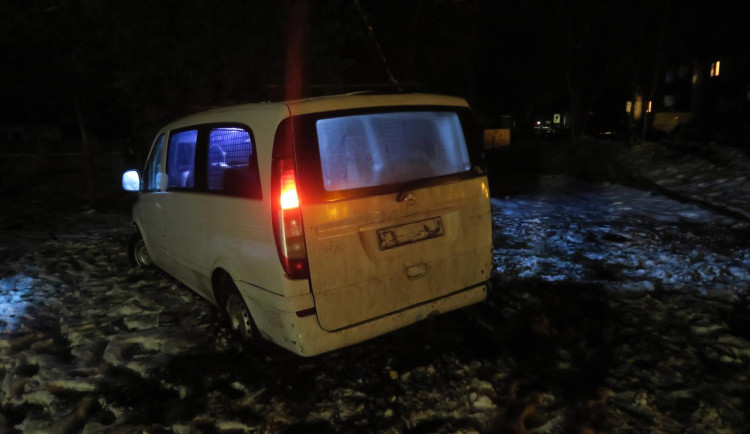 Řidič dodávky usnul za volantem. Vyjel ze silnice a havaroval