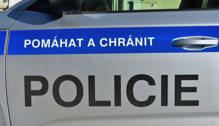 Útočník přepadl v Karlových Varech muže, kterého okradl o peníze