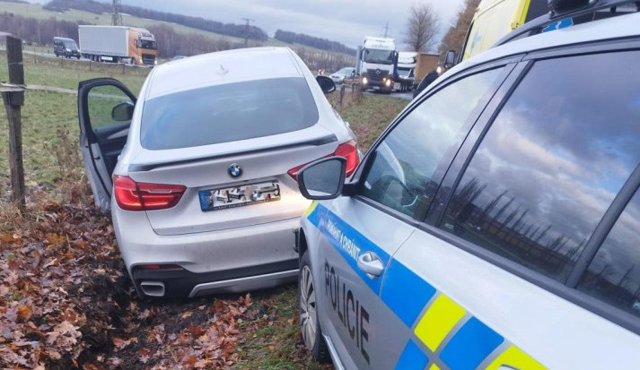 Cizinec pod vlivem drog se řítil směrem na Polsko s kradeným autem. Havaroval v Dětřichově