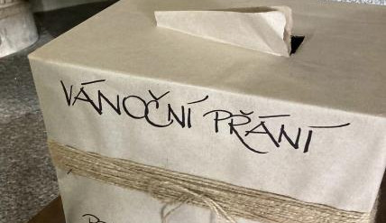 Vandal ve Frýdlantě poničil krabici vánočních přání, ta ukradl.