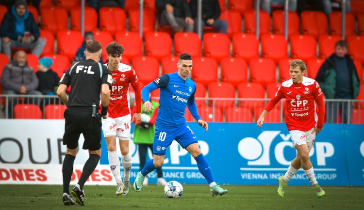 Série bez prohry je u konce. Slovan na závěr podzimu prohrál v Pardubicích 0:2