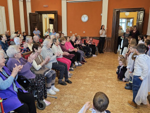 Děti ze souboru Korálek potěšily seniory v domově v Českém Dubu