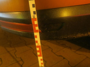 Policie hledá viníka i svědky nehody z parkoviště u obchodu