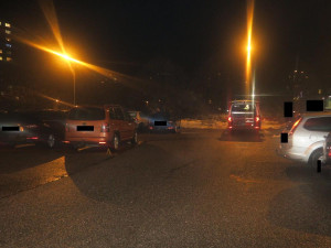 Policie hledá viníka i svědky nehody z parkoviště u obchodu