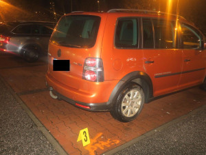 Policie hledá viníka i svědky nehody z parkoviště u obchodu