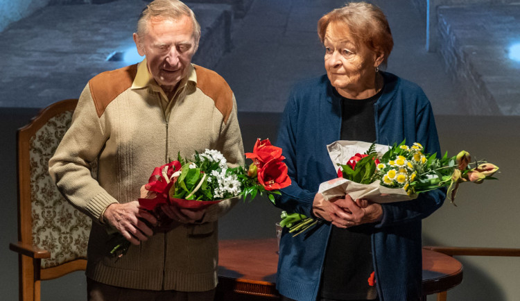 Ocenění Osobnost Českodubska obdržel učitelský pár. Manželům Steinbauerovým gratulovaly dvě stovky lidí