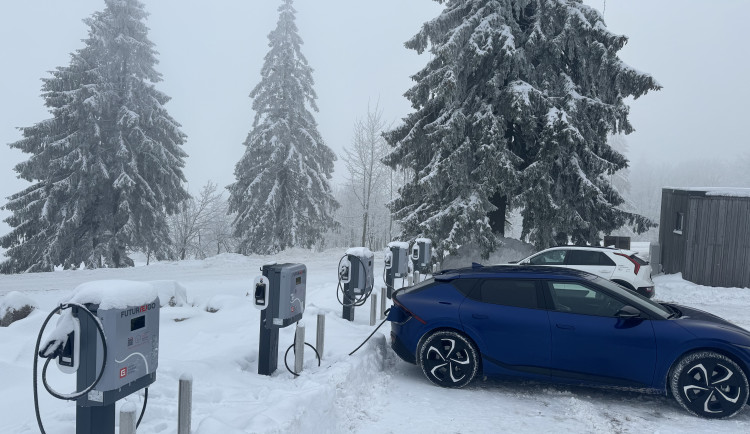 V oblíbených lokalitách Jizerských hor přibyly nabíječky pro elektro auta
