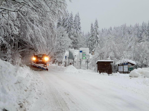 Dopravu ve vyšších oblastech kraje komplikuje sněžení a vítr