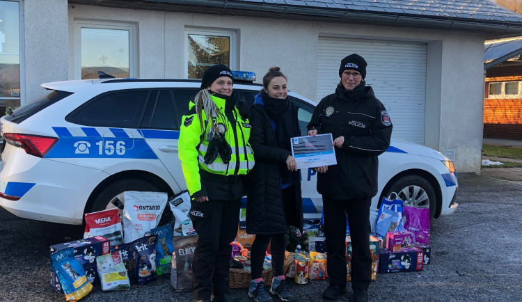 Předávání dárků od strážníků v libereckém útulku.