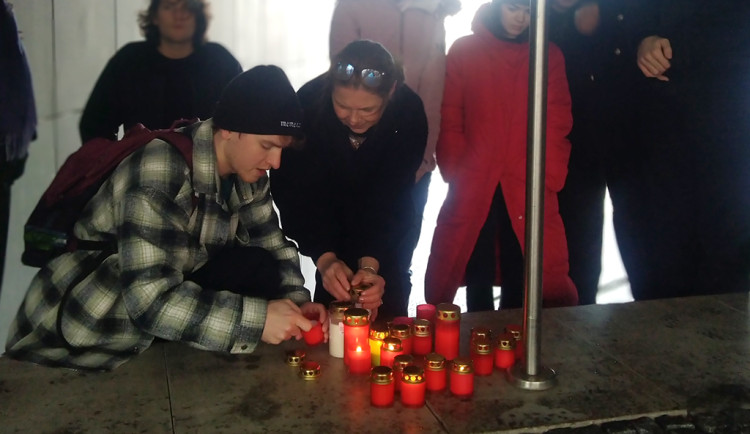 Šok, zní z univerzity. Před budovou G vzniklo pietní místo