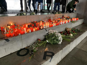 Připomínka obětí střelby. Minuta ticha, lidé se sešli u univerzity