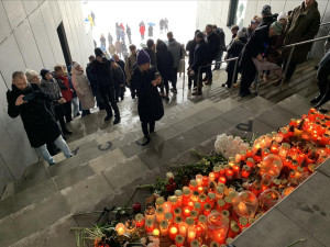 Připomínka obětí střelby. Minuta ticha, lidé se sešli u univerzity