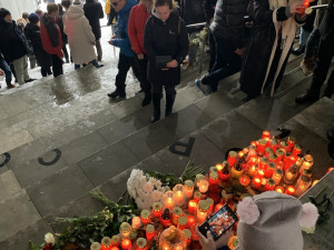 Připomínka obětí střelby. Minuta ticha, lidé se sešli u univerzity