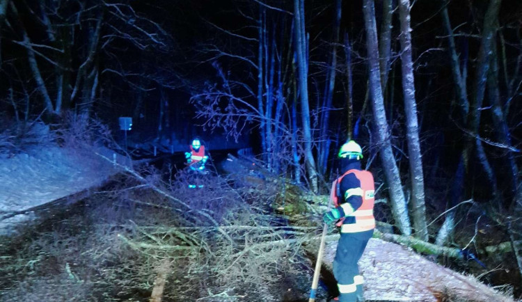 Náročná noc. Hasiči měli sedmdesát výjezdů, hlavně k popadaným stromům