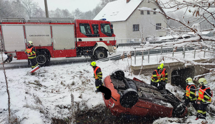 Auto skončilo na střeše v příkopu