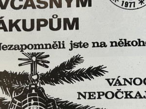 Balící papír z loňských Vánoc a dárky podpultovky. Jak vypadaly svátky v dobách minulých?