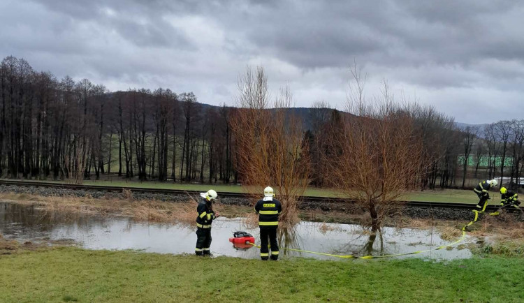 Zvýšené toky v Libereckém kraji. Hasiči měli na Boží hod 90 výjezdů