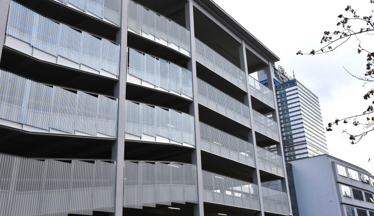 Nový parkovací dům se řidičům otevře 2. ledna.