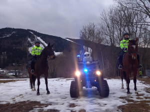 Policisté posílili s koncem roku dohled na horách. Bezpečnost střeží i na koních