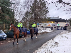Policisté posílili s koncem roku dohled na horách. Bezpečnost střeží i na koních