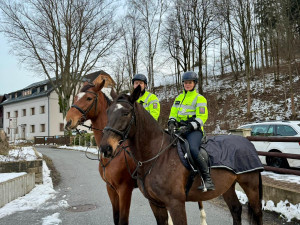 Policisté posílili s koncem roku dohled na horách. Bezpečnost střeží i na koních