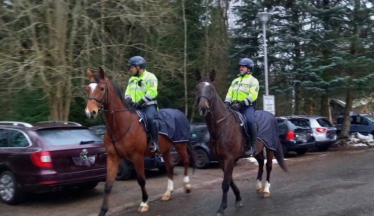 Policisté na koních.