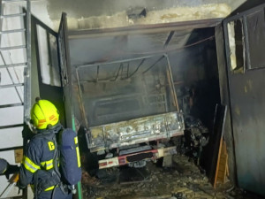 V garáži domu v Českém Dubu hořela dodávka. Jeden člověk se popálil