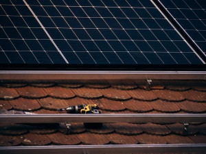 Jablonecká energetická hledá dodavatele na fotovoltaiku pro desítky objektů ve městě