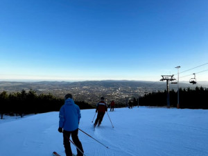 Většina skiareálů v Libereckém kraji je i přes oblevu v částečném provozu
