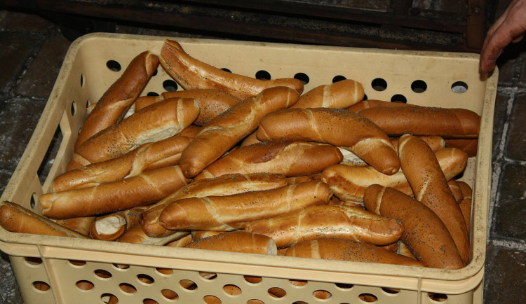 Hledaný muž se prozradil tím, že v obchodě jedl potraviny, za které nezaplatil