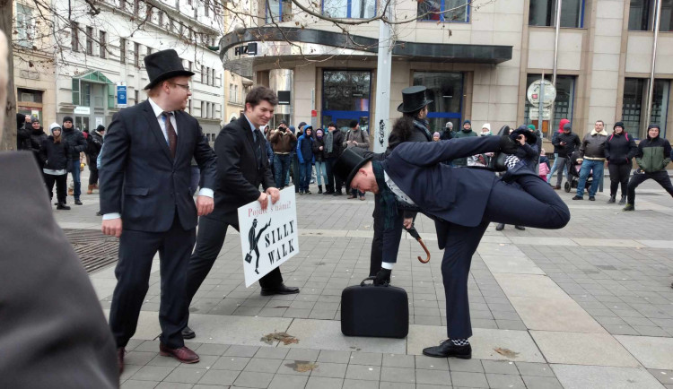 VIDEO: Brnem prošel pochod švihlé chůze. Zábava je potřeba, říkají zakladatelé