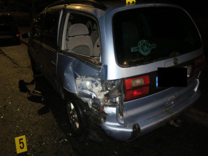 Řidič dostal smyk a naboural dvě auta. Nadýchal skoro dvě a půl promile